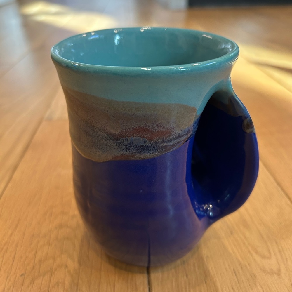 Hand hug mug